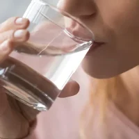 Boire trop d'eau peut-il provoquer une rétention d'eau ?