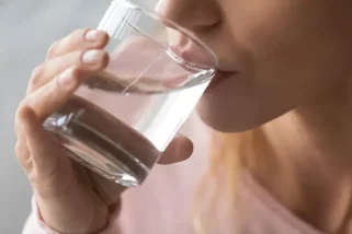 ¿Beber demasiada agua puede provocar retención de líquidos?