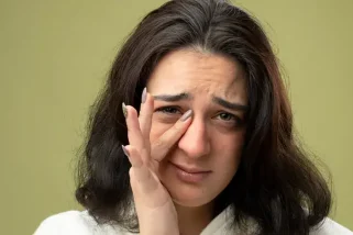 What Causes Puffy Eyes and How to Reduce Them Naturally
