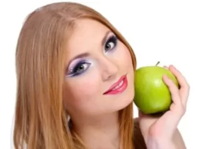 Top 5 Foods for Stronger Eyelashes – You Must Have Them!