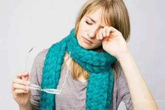 Wie werde ich juckende Haut um die Augen los?